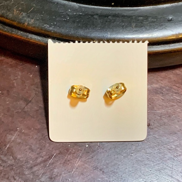 NWT ❤️Gold plated crystal heart studs for birthday month AUGUST - Picture 2 of 2